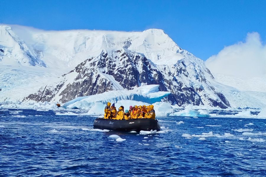 rejs zodiakiem, Antarktyda 2025, DreamGo Exclusive Travel, Antarktyda z polskim pilotem, rejs na Antarktydę, Quark Expeditions
