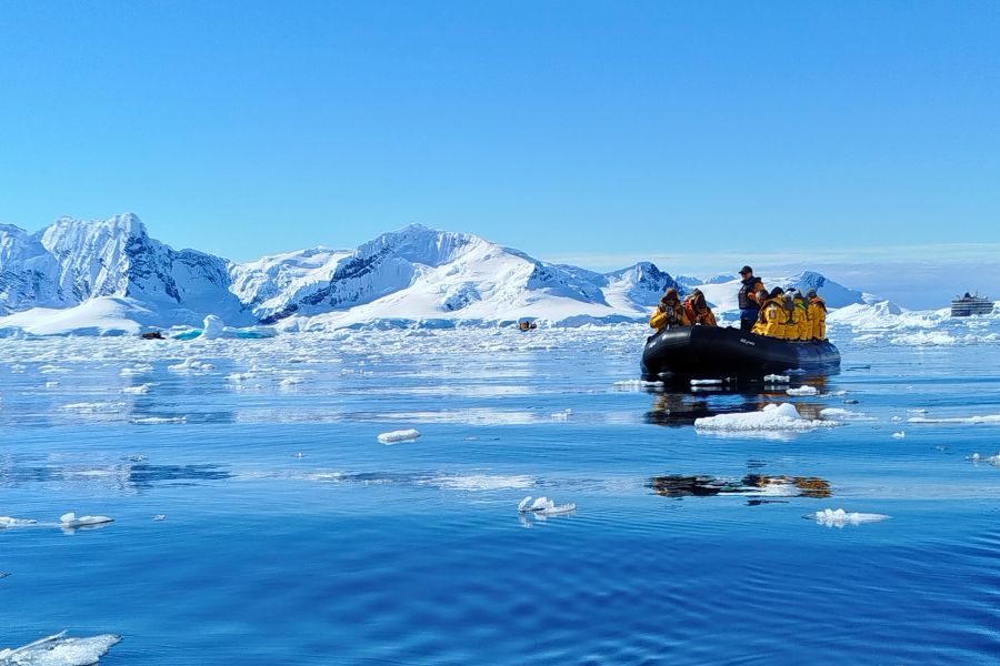 wycieczka zodiakiem, Antarktyda 2025, DreamGo Exclusive Travel, Antarktyda z polskim pilotem, rejs na Antarktydę, Antarktyda 2026